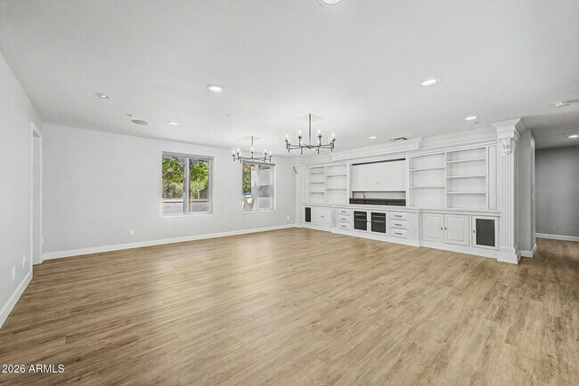 Building Photo - 2311 E Colter St