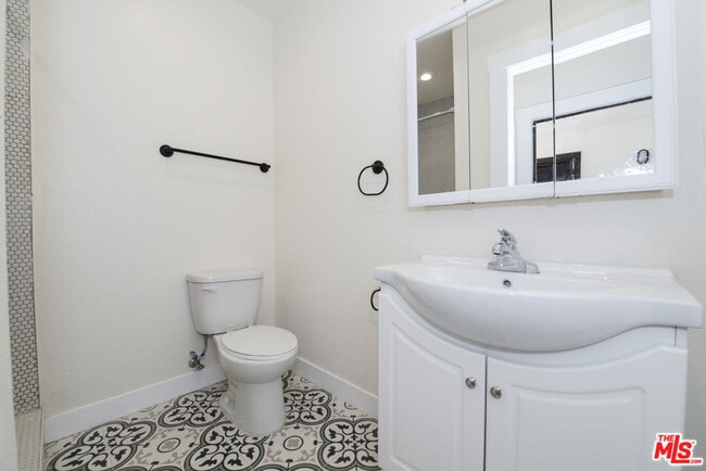 Building Photo - 520 W 82nd St