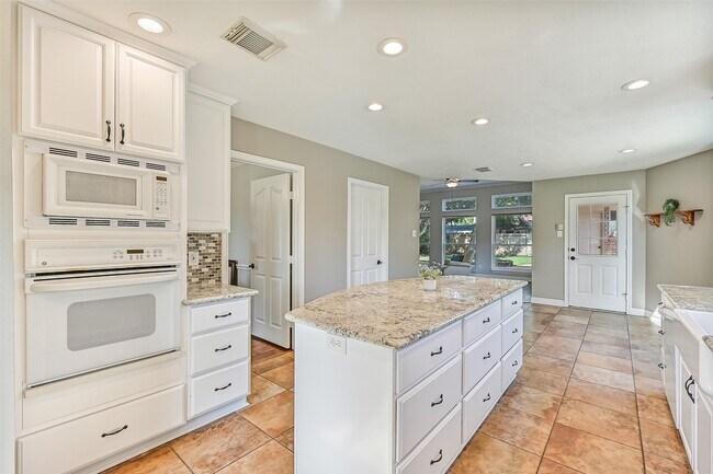 Building Photo - 513 Meadow Bend Dr
