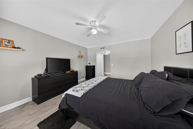 Building Photo - 412 Lakeview Dr