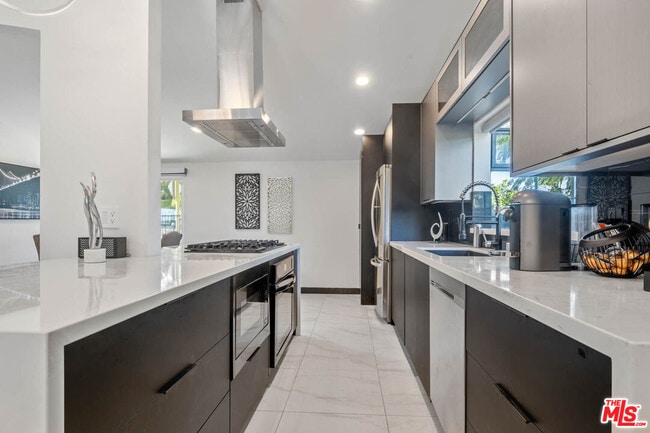 Building Photo - 20412 Oxnard St