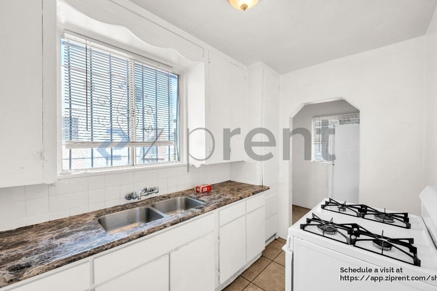 Building Photo - 910 E 90th St