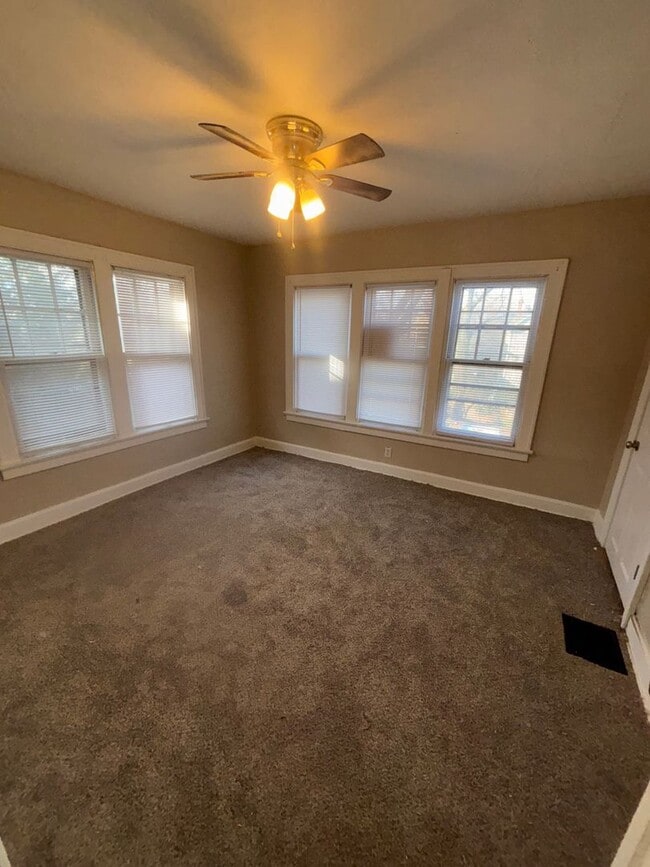 Building Photo - 2253 Summit St