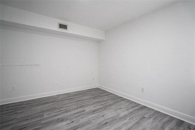 Building Photo - 1011 Bay Dr