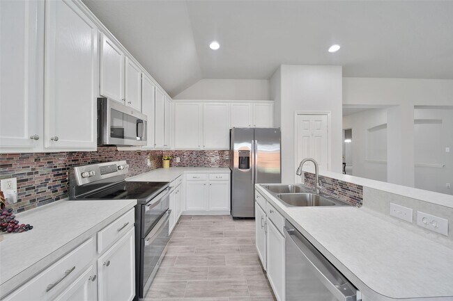 Building Photo - 19310 Young Oak St