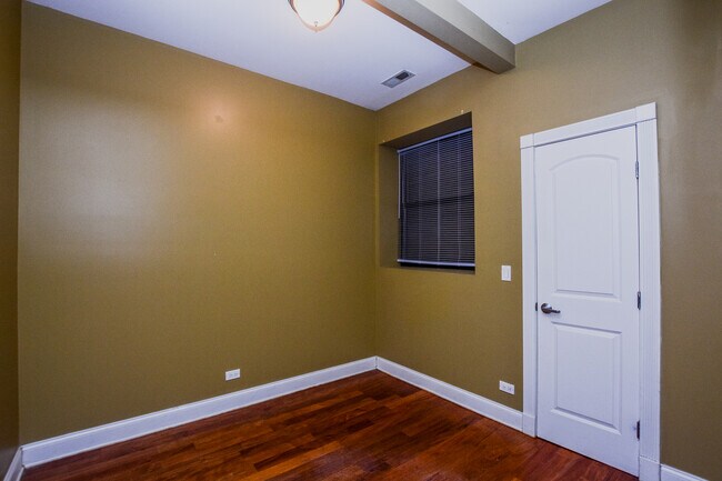Building Photo - 2046 W Hood Ave