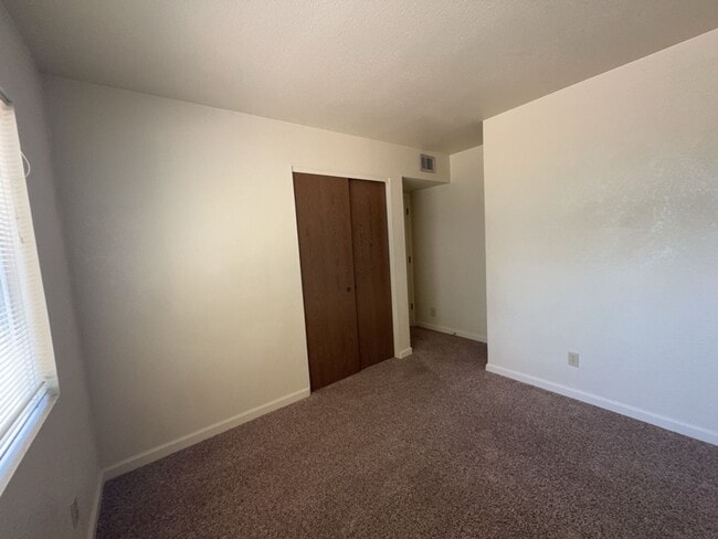 Building Photo - Spacious condo! Includes washer & dryer