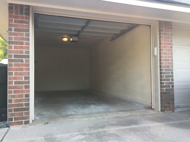 Building Photo - 1604 N Travis St