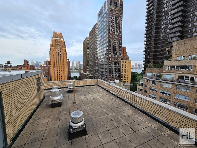 Building Photo - Bright 1-Bedroom in Midtown East | 7th Flo...