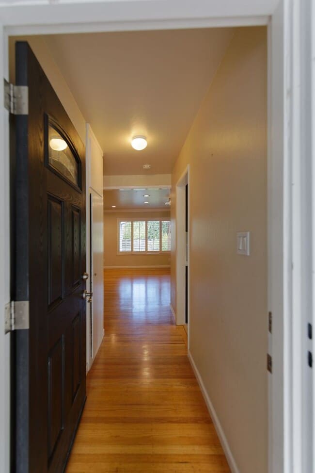 Building Photo - SANTA CLARA - tastefully updated throughou...