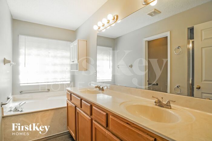 Building Photo - 489 MacKenzie Cir