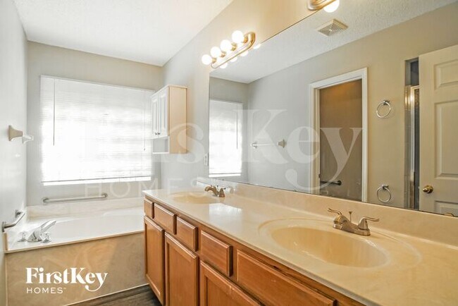 Building Photo - 489 MacKenzie Cir