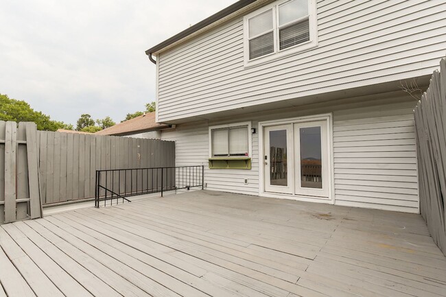 Building Photo - 3 bed, 2.5 bath Townhome, Amazing New Deck...