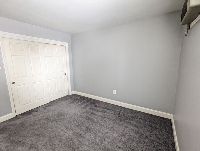 Building Photo - Two bedroom first floor condo in Jefferson...