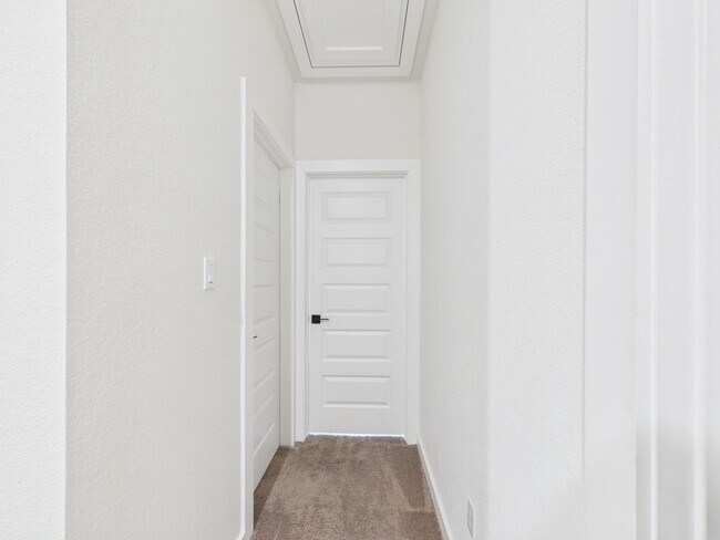 Building Photo - Great Townhouse with private yard