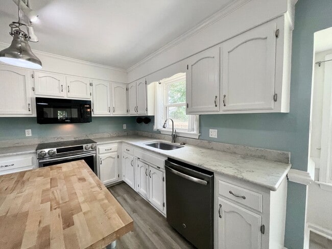 Building Photo - Available NOW! A 4-6 Bedroom Home! Attache...