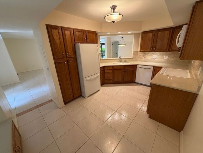 Building Photo - Spacious 2 Bedroom, 2 Bathroom Condo in Gated Lake Pineloch Village!