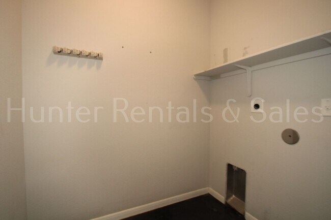 Building Photo - 1619 Neuberry Cliffe