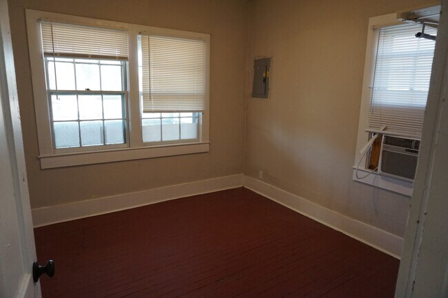 Building Photo - 2BR/1BA Home Downtown - $900/month - Pet F...