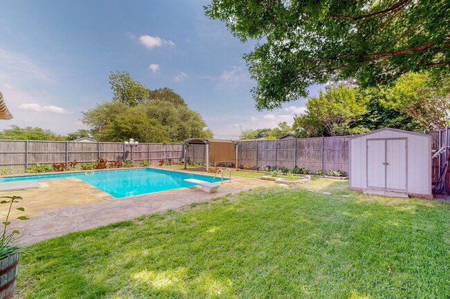 Building Photo - Available Mid-June | 3 Bedroom Arlington H...