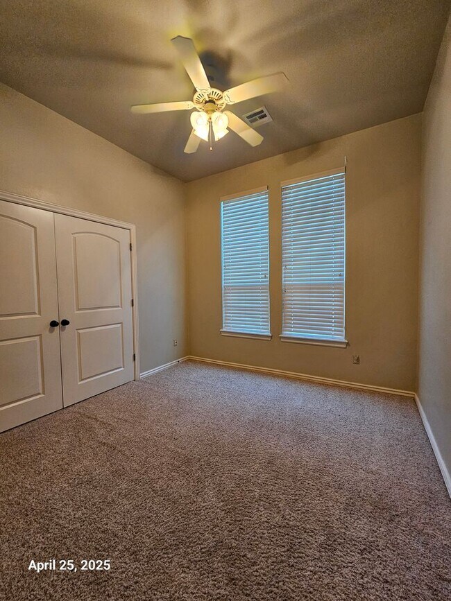 Building Photo - (3) Bed/(2) Bath In Tuscany Court Avail NOW!