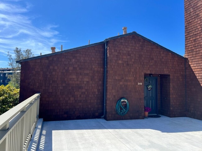 Building Photo - ONE LEVEL ONE BEDROOM TOP-UNIT CONDO IN HEADLANDS WITH STUNNING BAY VIEWS