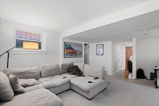 Building Photo - 2 bedroom in Chicago IL 60657