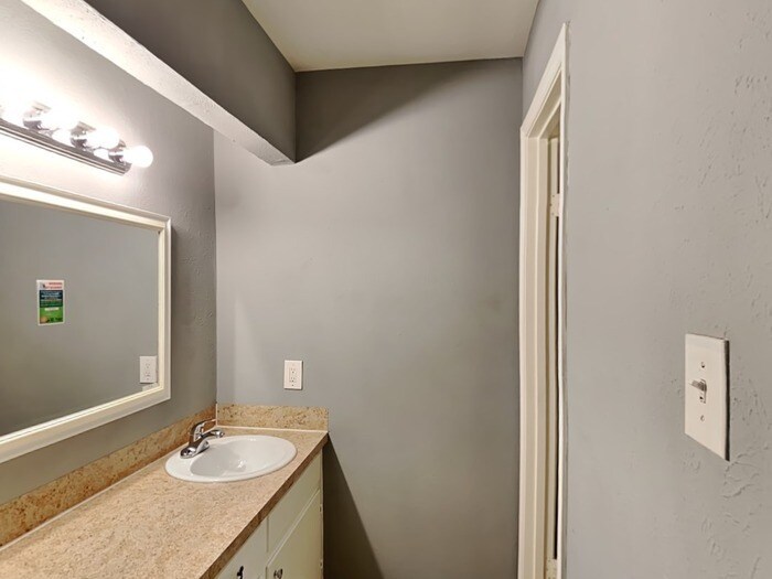 Building Photo - 2142 Oak Shores Dr