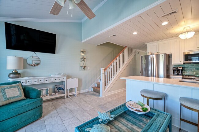 Building Photo - PET-FRIENDLY OFF-SEASON MONTHLY RENTAL AVAILABLE NOW