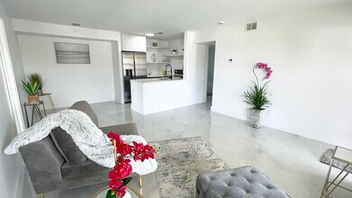 Building Photo - 10033 Winding Lake Rd