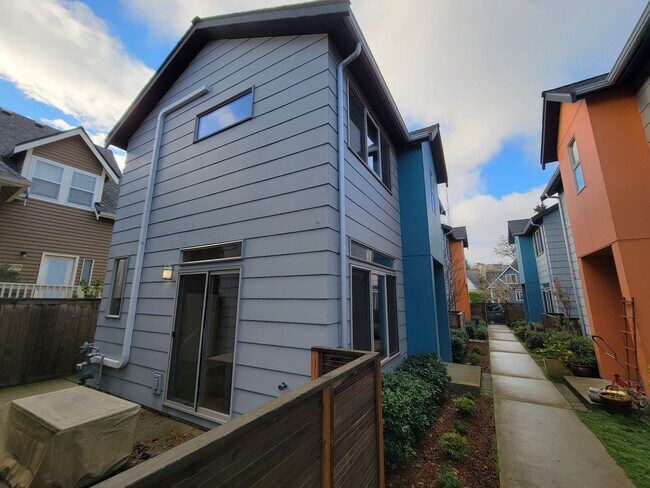 Building Photo - Stylish Detached Home in East Capitol Hill...