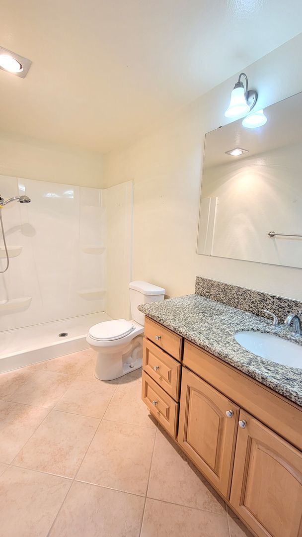 Building Photo - 3 bd/2 ba Townhouse close to USD.