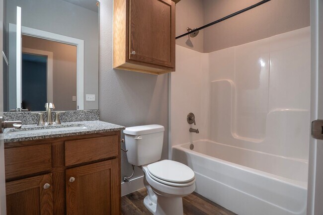 Building Photo - 3-bedroom, 2-bathroom home located in the beautiful Pea Ridge, A