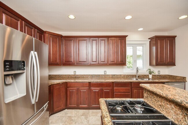 Building Photo - 4625 Pineridge St