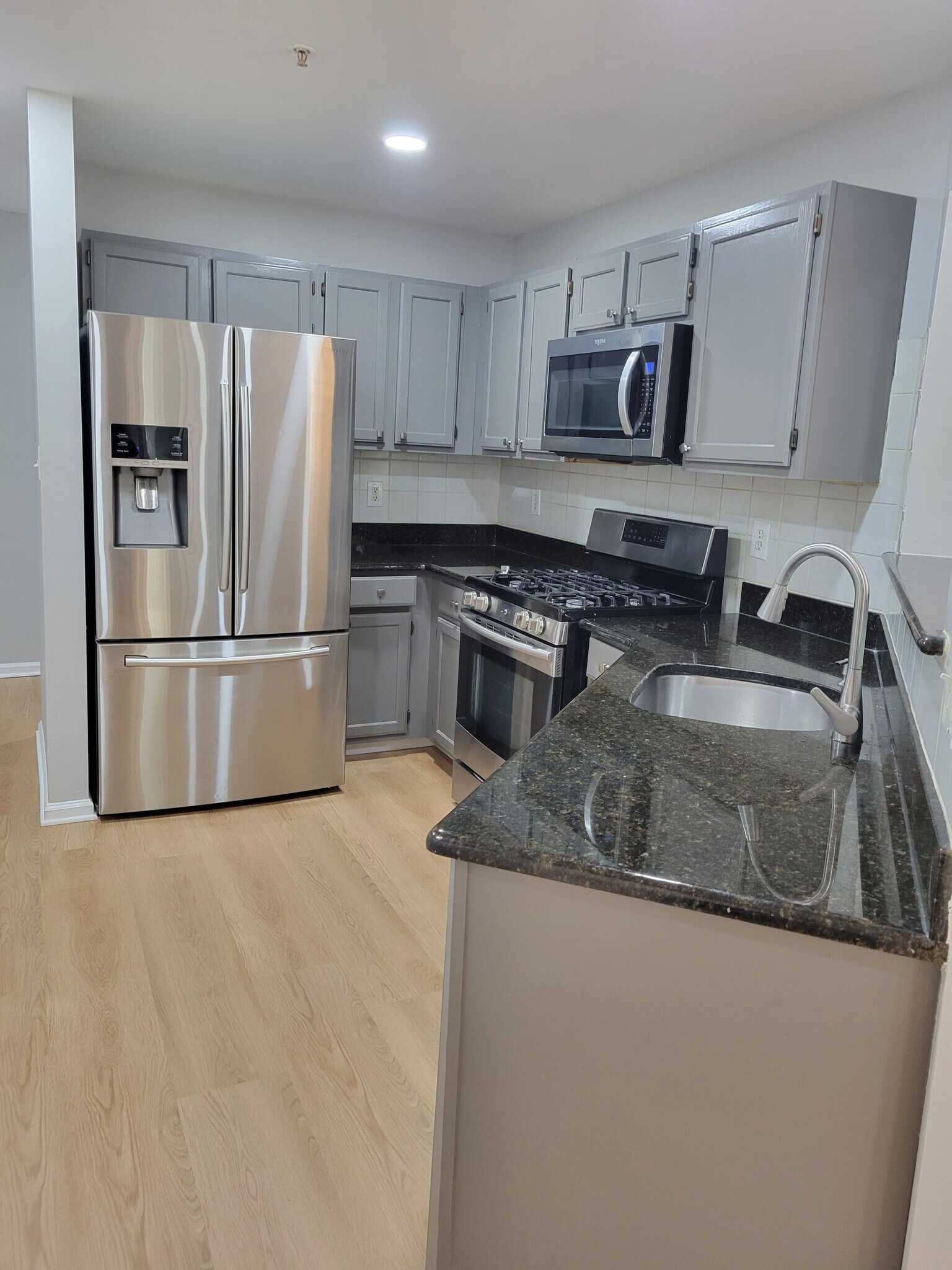 Building Photo - 103 Rip Van Dam Ct