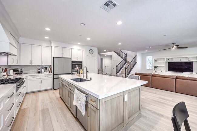 Building Photo - Elegant 5-Bedroom Henderson Home in the Heart of Green Valley