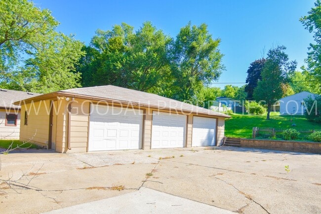 Building Photo - Charming 3 Bedroom, 2.5 Bath Ranch Style H...