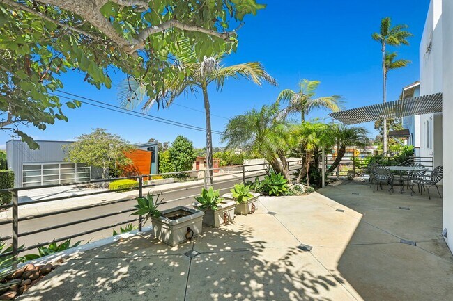 Building Photo - Gorgeous 3 Bed/3 Ba Home Tucked Away in th...