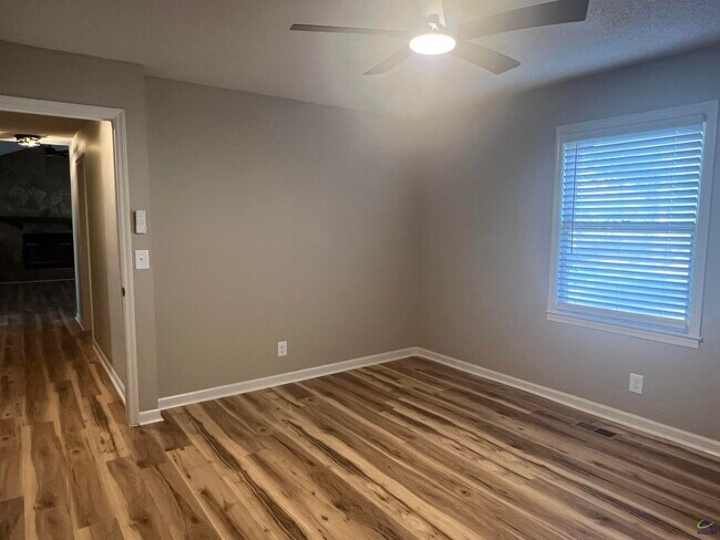 Building Photo - 221 Jefferson Cir