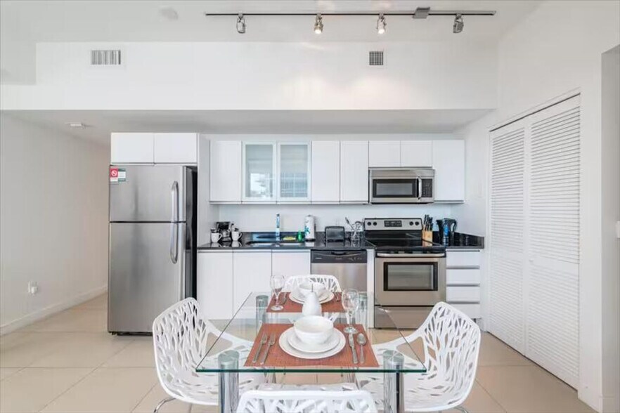 Building Photo - 6551 Collins Ave