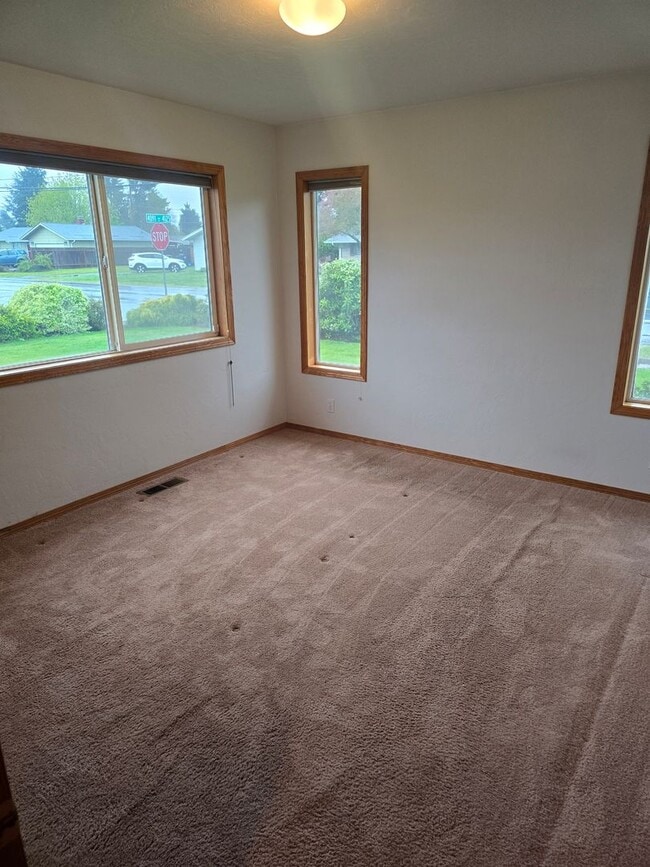 Building Photo - 2 Bedroom in Excellent Location!