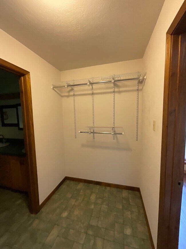 Building Photo - 156 Kelley St
