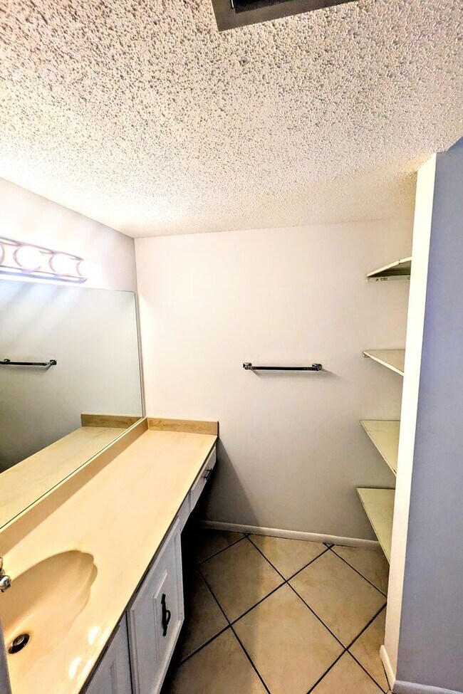 Building Photo - Annual UNfurnished 3-bedroom, 2/ 1/2 bathr...