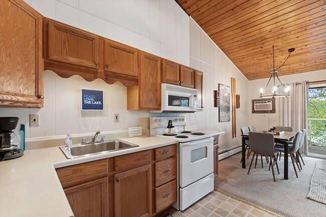 Building Photo - 1 bedroom, 1 bath Condo on Whitefish Lake