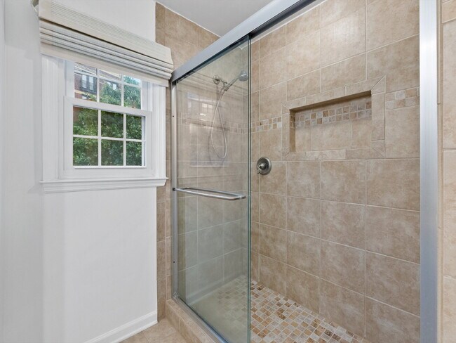 Building Photo - "Spacious 3-Bedroom Townhouse Retreat with...
