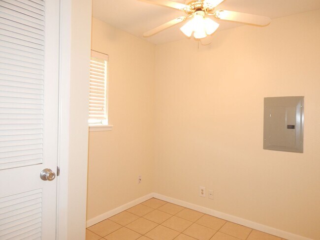 Building Photo - South Tyler, Beautiful 3 Bedroom, 2 Bath Home with RV Parking!