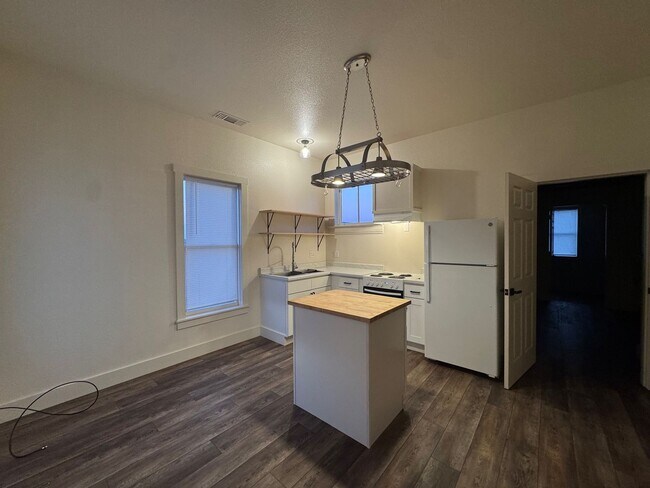 Building Photo - 1627 Pine St