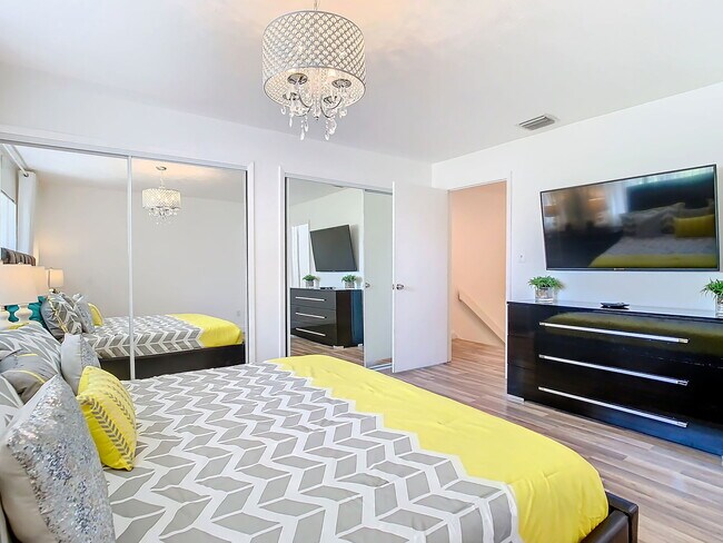 Building Photo - Vineland Road, Orlando, FL 32811 - 2 BR 2.5 BA townhouse