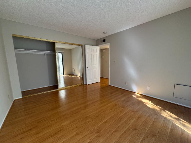 Building Photo - 725 E Providencia Ave