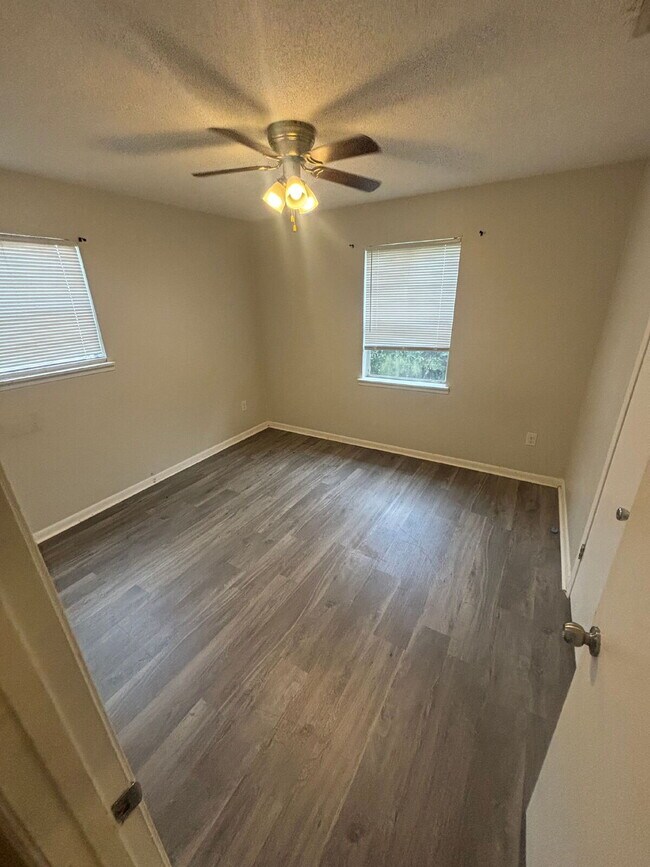 Building Photo - Spacious 3 Bedroom/2 Bath House! Great Location!